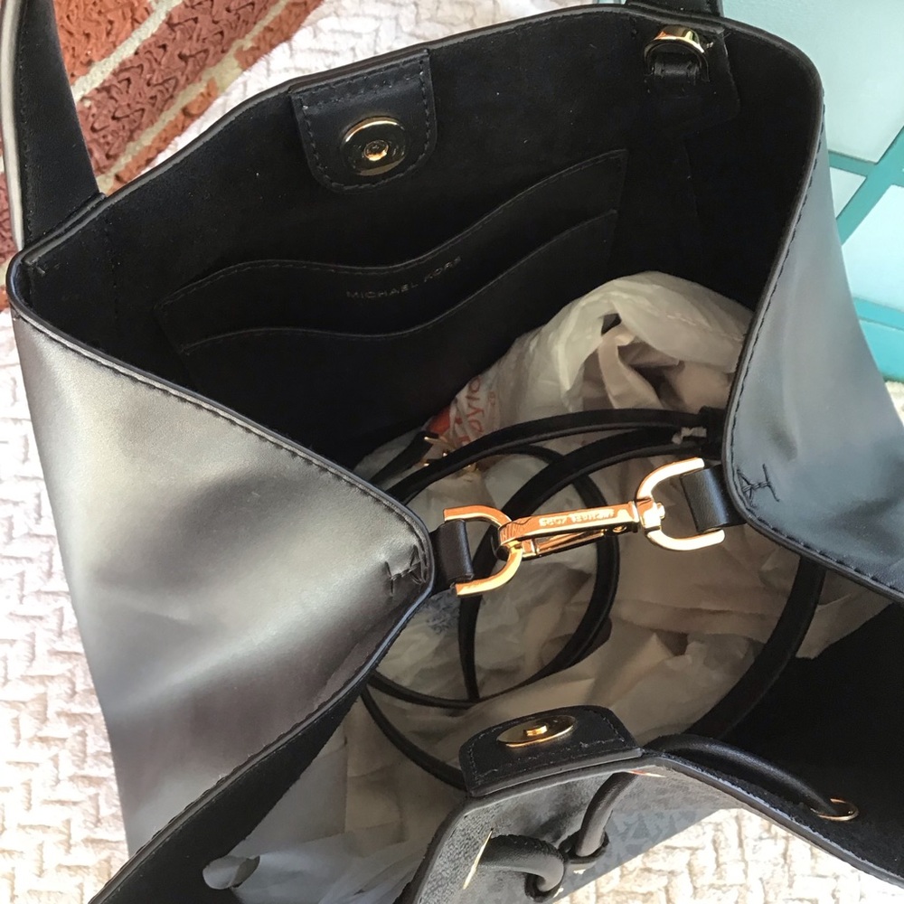 Michael Kors phoebe Lrg logo bucket bag drawstring - Picture 10 of 13